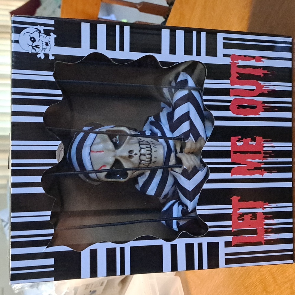 SALE Talking skeleton man, legs hang down